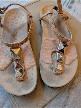 Vionic Studded T-Strap Sandals in Light Beige/Taupe